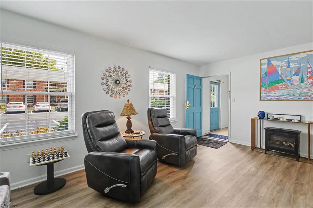 1021 Barclay Sq Property Photo 5