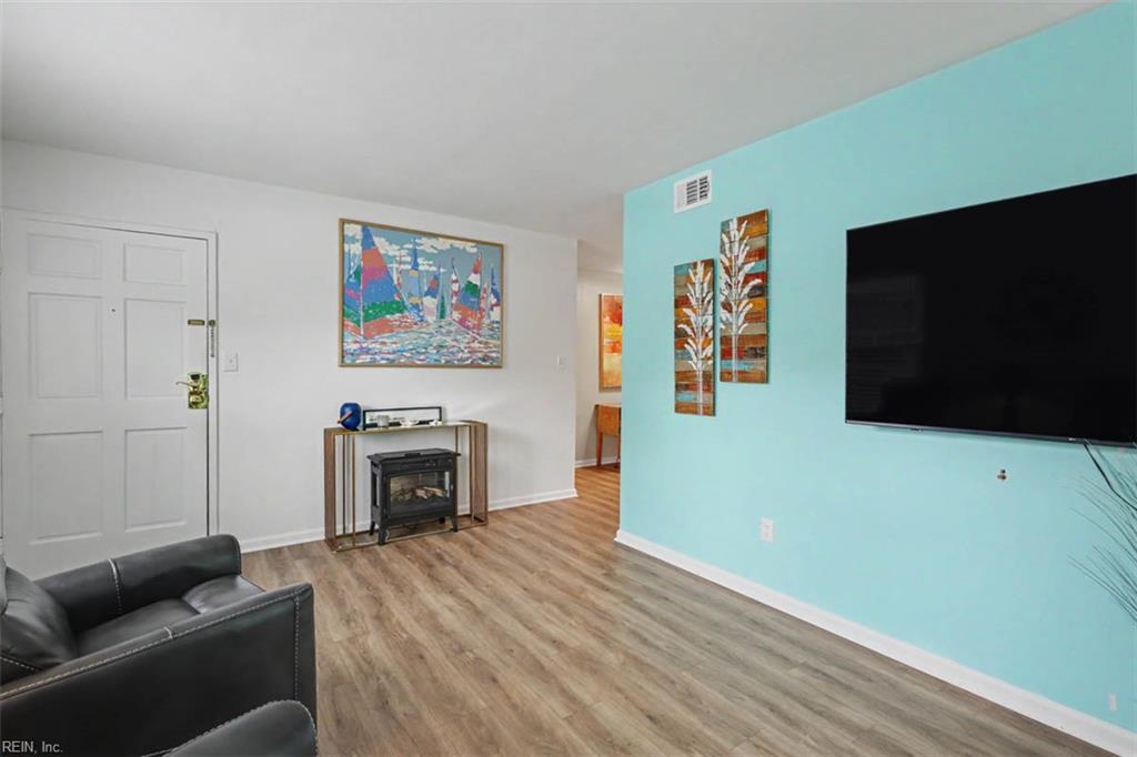 1021 Barclay Sq Property Photo 6