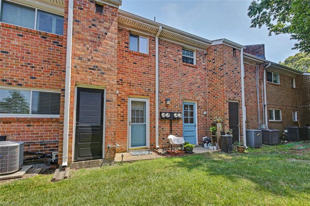 1021 Barclay Sq Property Photo 18