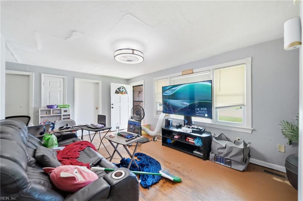 210 S Division St Property Photo 6