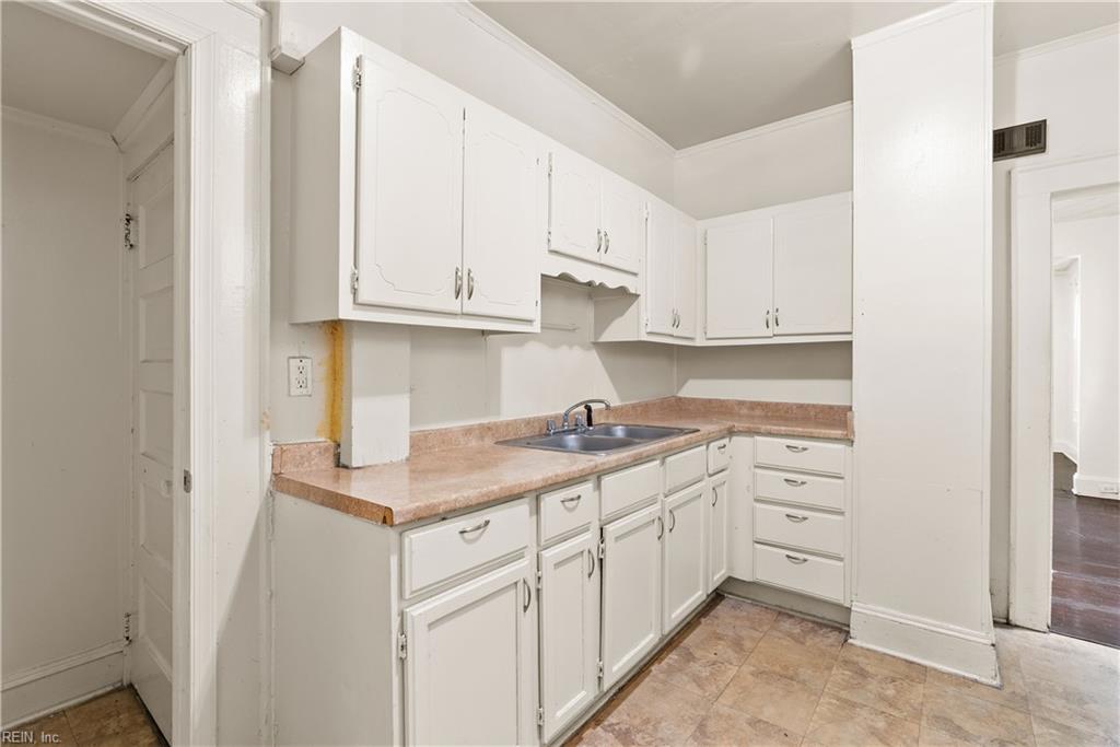 717 W 35th St Property Photo 10