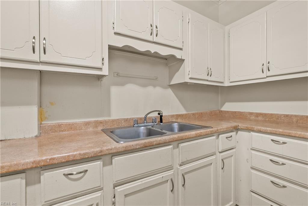 717 W 35th St Property Photo 13