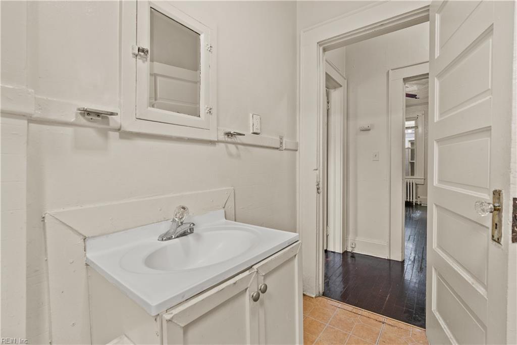 717 W 35th St Property Photo 19