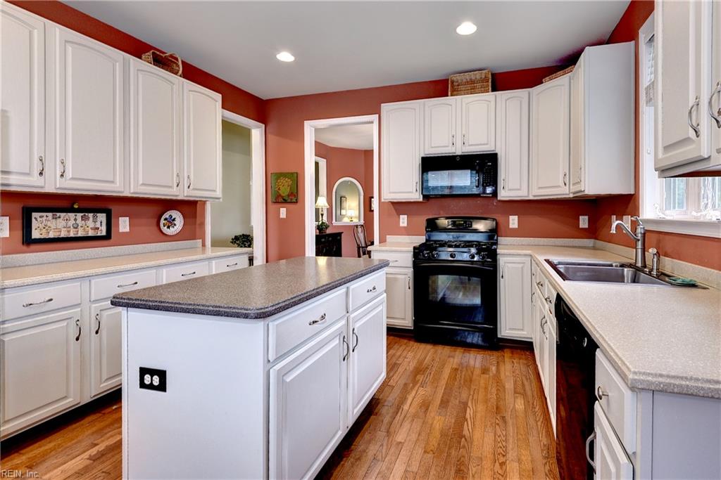 6860 Arthur Hills Dr Property Photo 4