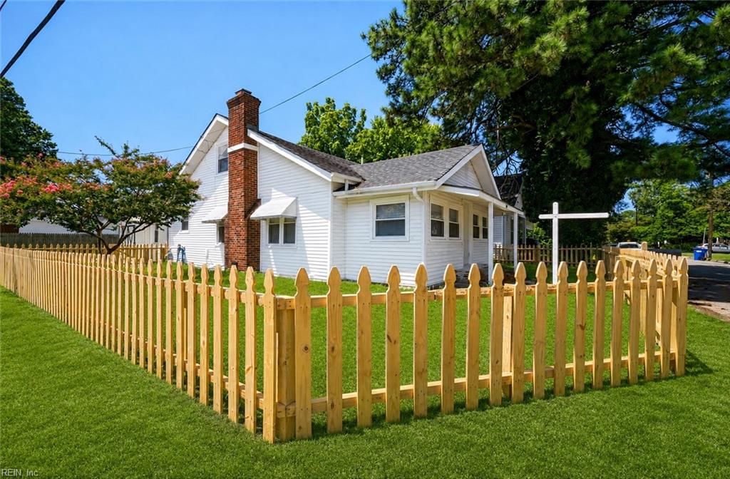 1045 Green St Property Photo 2