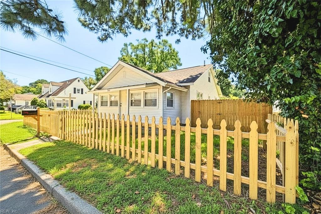 1045 Green St Property Photo 3