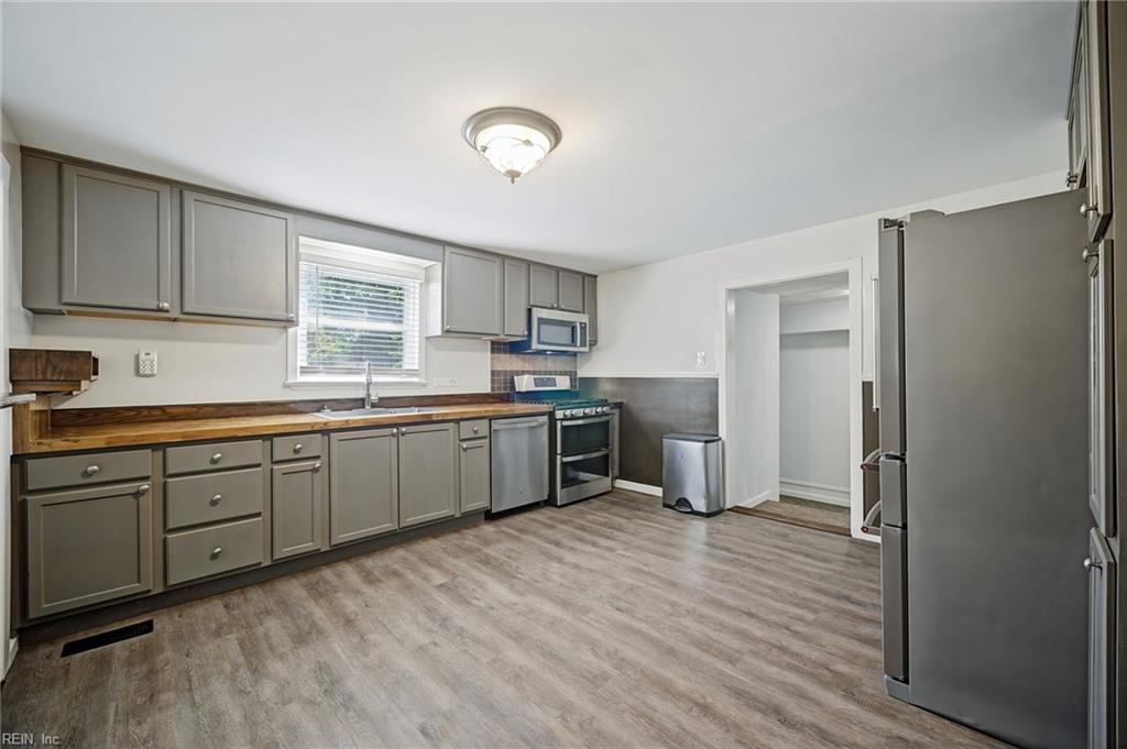 1045 Green St Property Photo 7