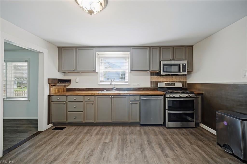 1045 Green St Property Photo 8