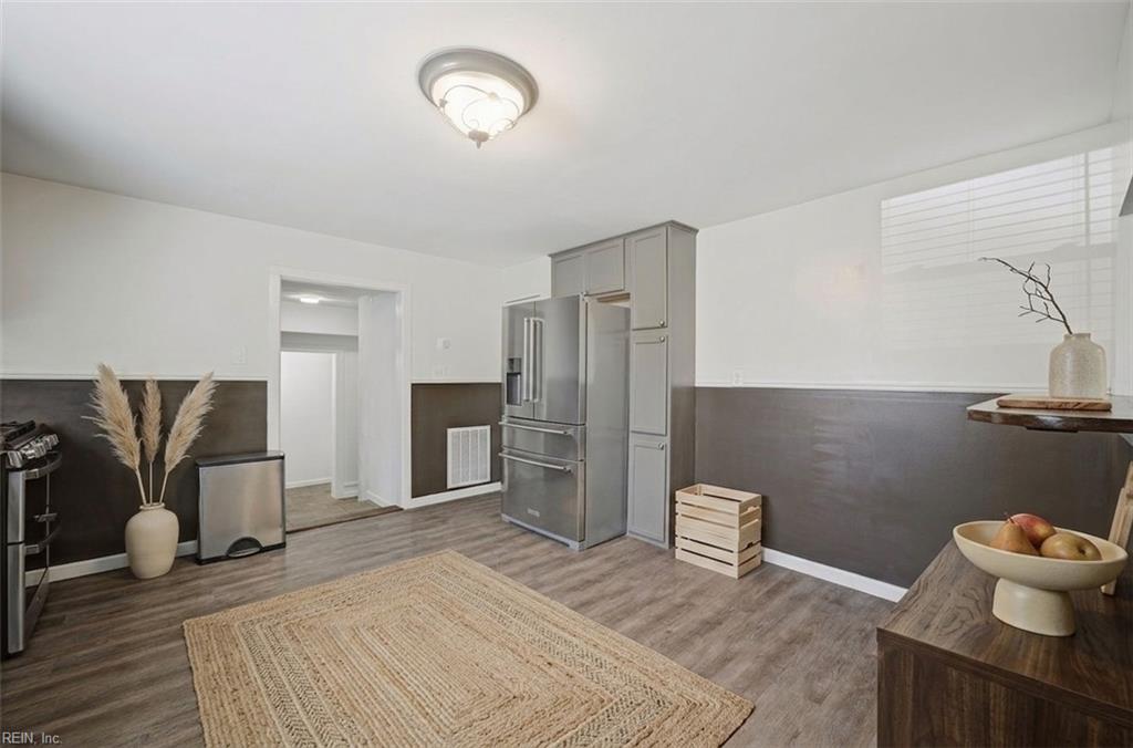 1045 Green St Property Photo 10