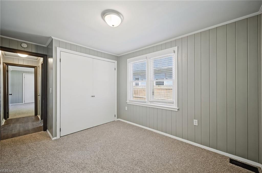 1045 Green St Property Photo 12