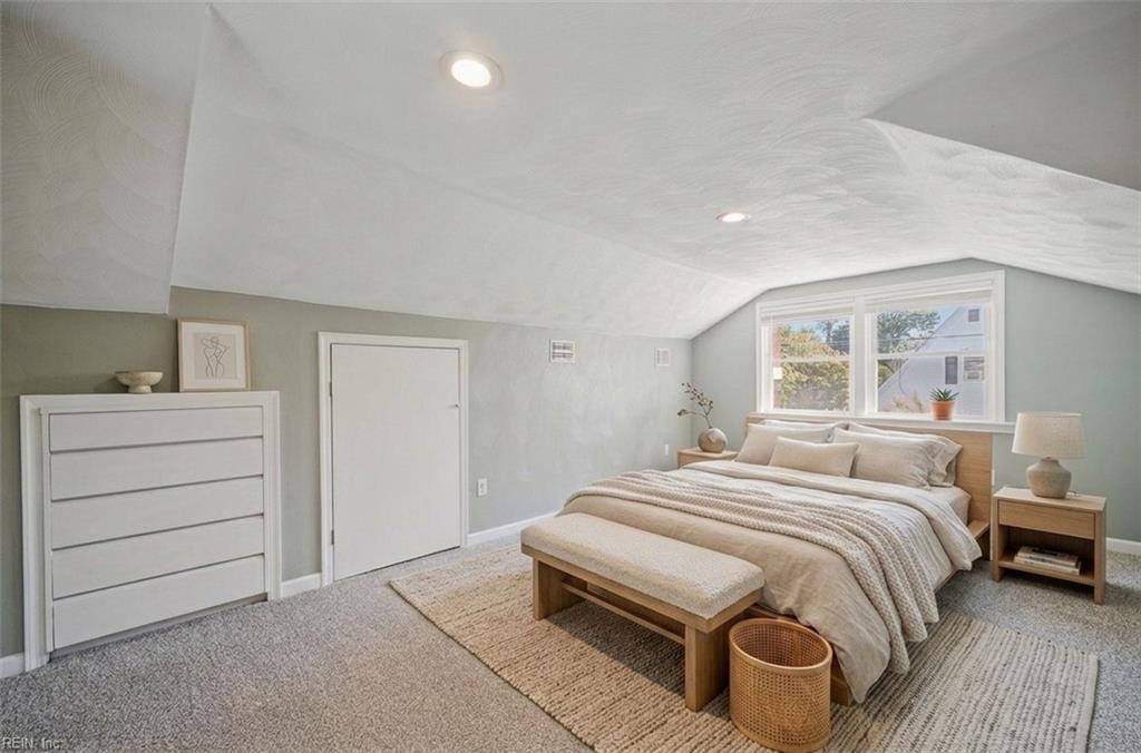 1045 Green St Property Photo 14