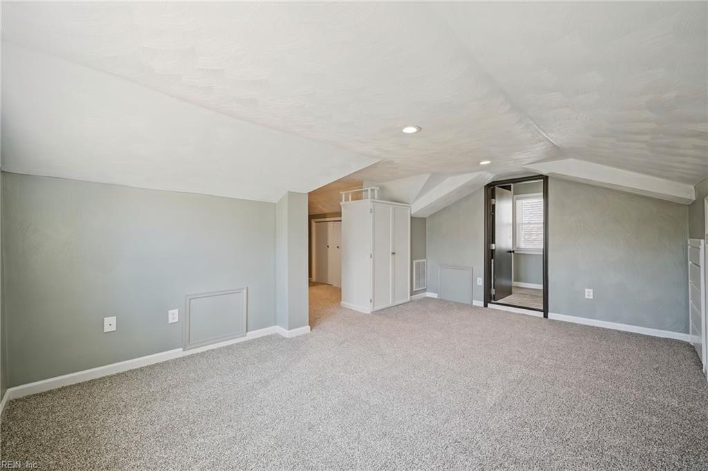1045 Green St Property Photo 16