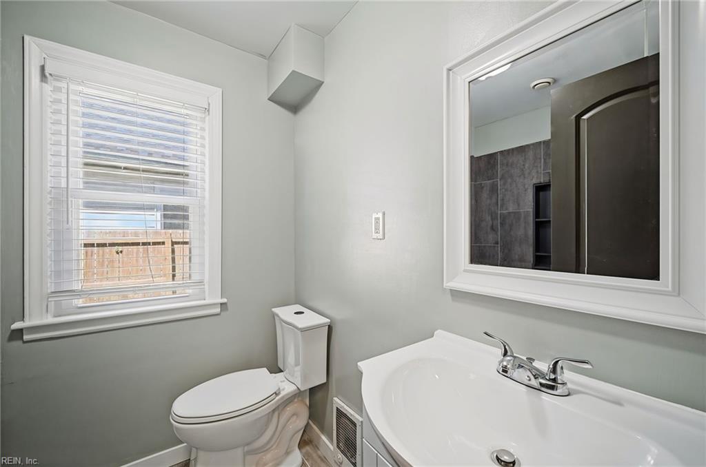 1045 Green St Property Photo 21