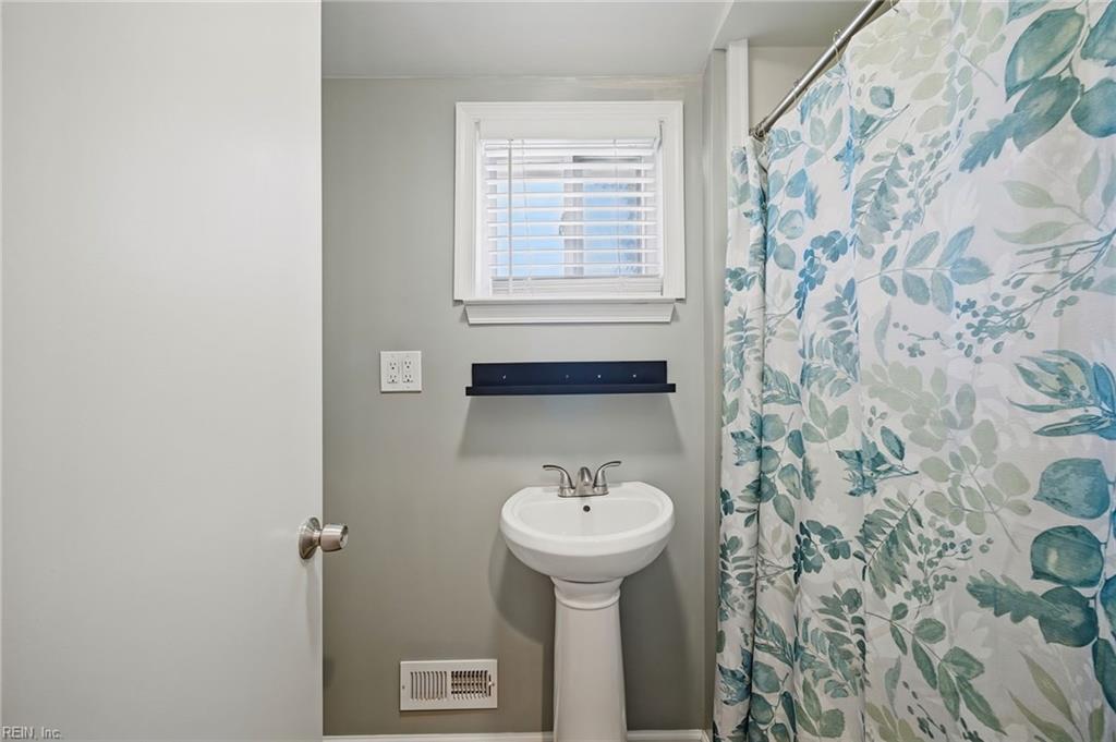 1045 Green St Property Photo 22