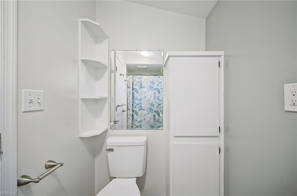 1045 Green St Property Photo 23