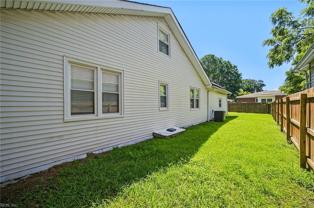 1045 Green St Property Photo 25