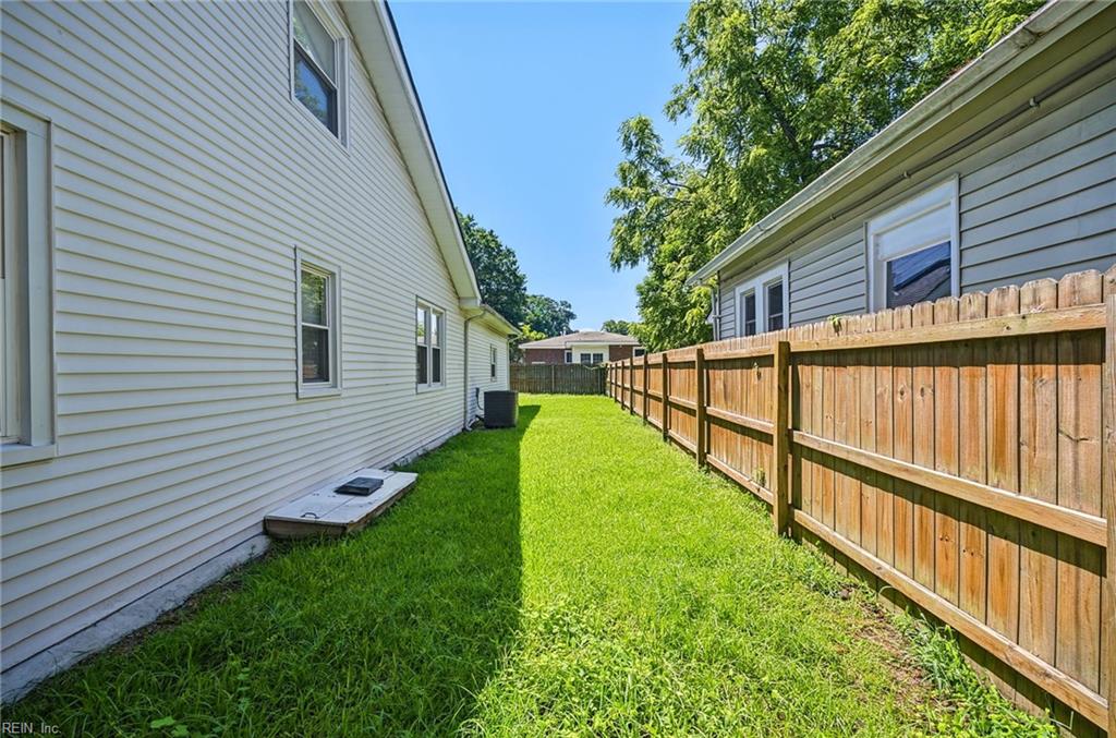 1045 Green St Property Photo 26