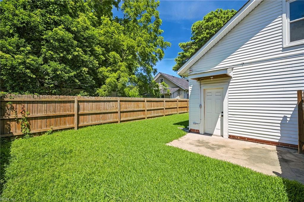 1045 Green St Property Photo 27
