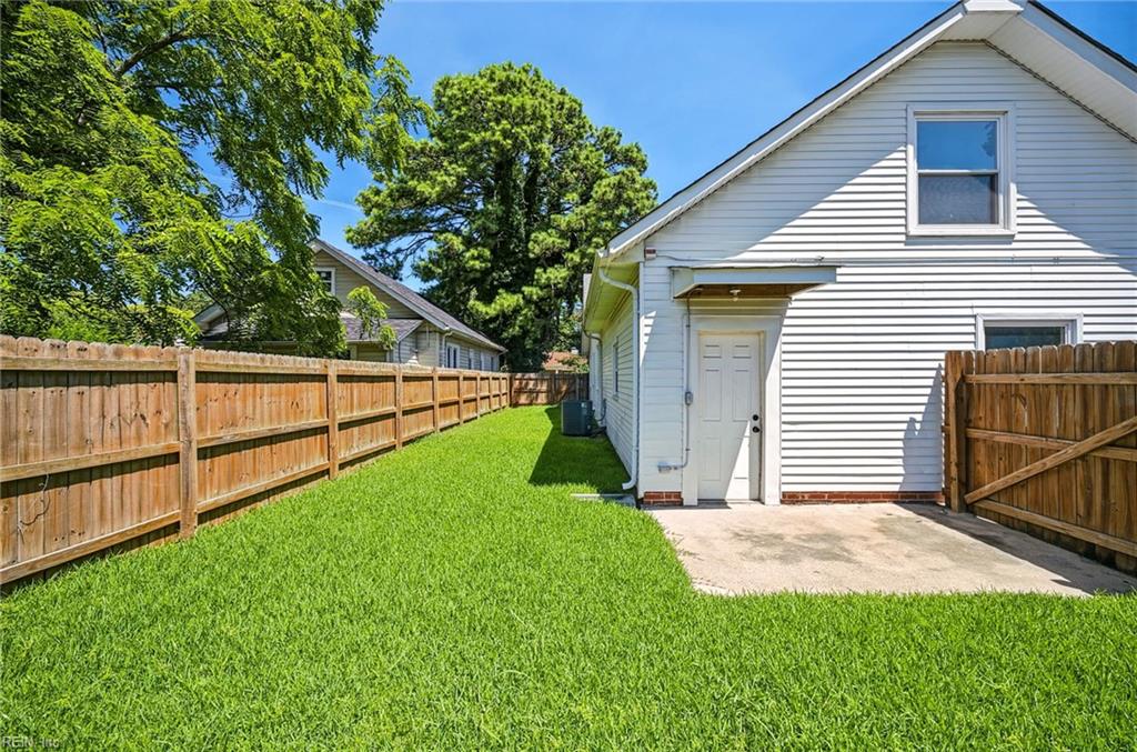 1045 Green St Property Photo 28