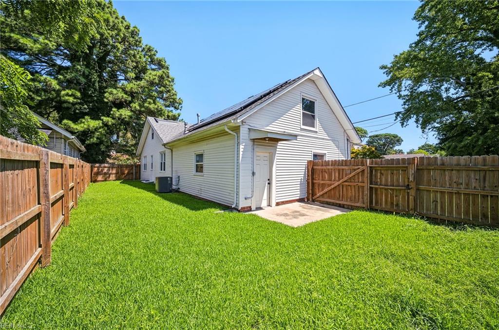 1045 Green St Property Photo 29