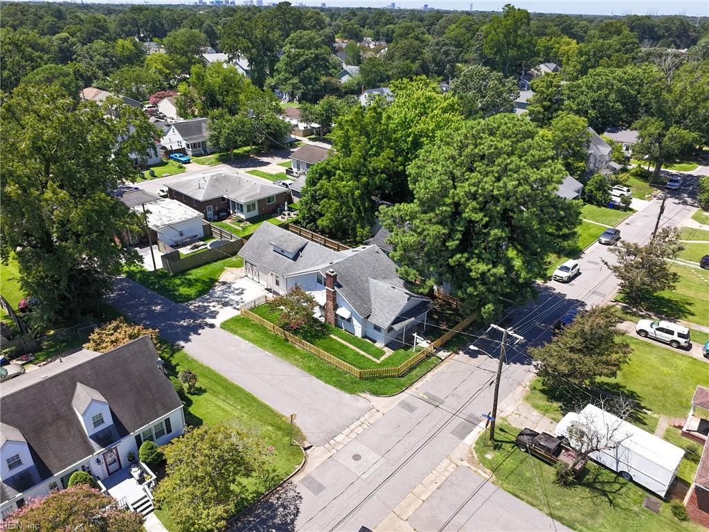 1045 Green St Property Photo 33