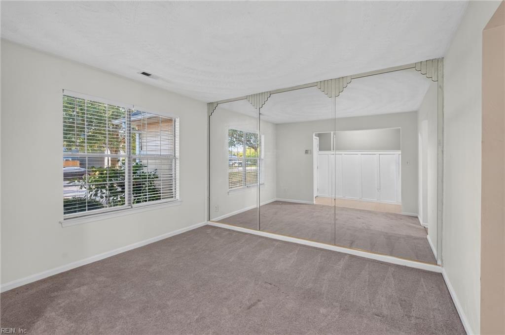 302 Carriage Ct Property Photo 4