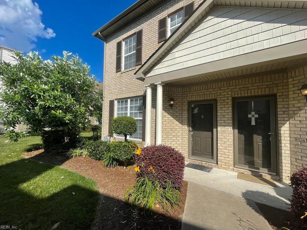 2028 Smallbrooke Ct Property Photo 2