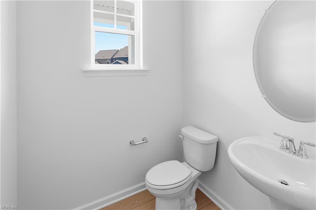 1533 Waltham Ln Property Photo 4
