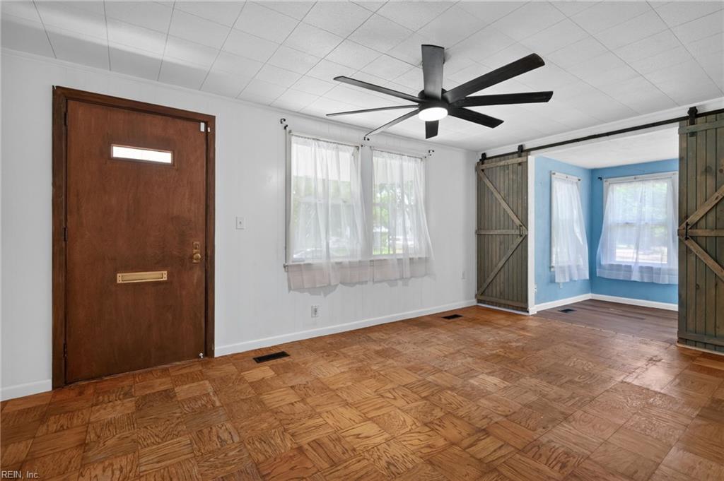 4710 Lind St Property Photo 4
