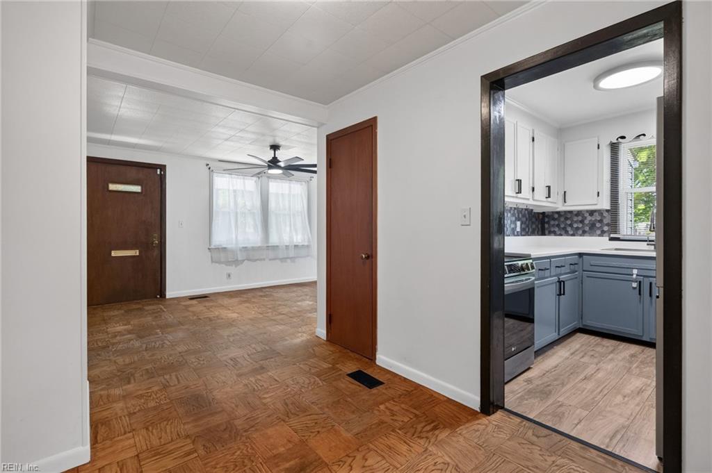 4710 Lind St Property Photo 6