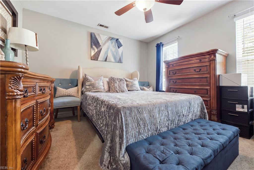 20 Centre Port Cir Property Photo 18