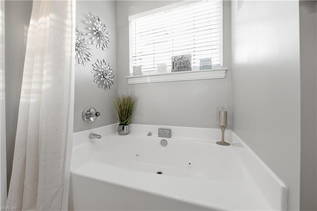 20 Centre Port Cir Property Photo 22