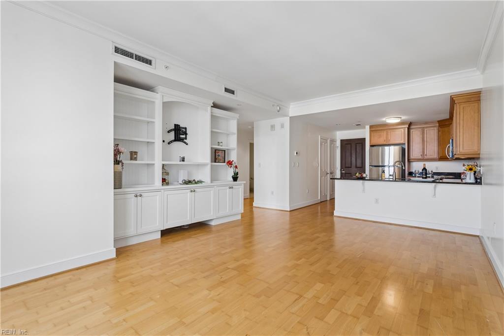 4545 Commerce St Property Photo 17
