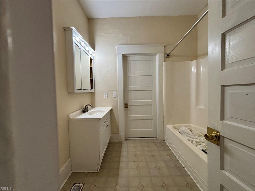 301 S High St Property Photo 8