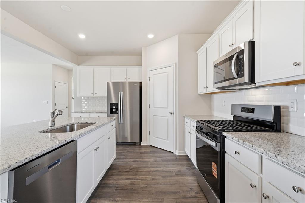 1004 Eastport Pl Property Photo 5