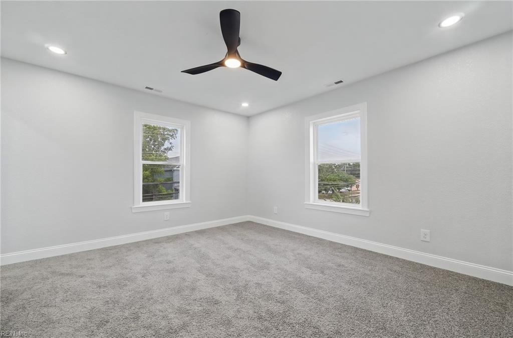 1136 35th St Property Photo 16