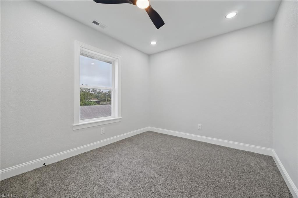 1136 35th St Property Photo 19