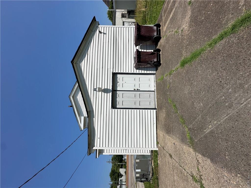 1410 Poindexter St Property Photo 4