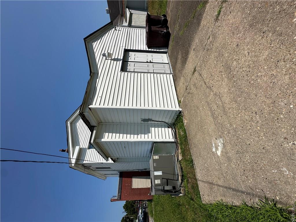 1410 Poindexter St Property Photo 5