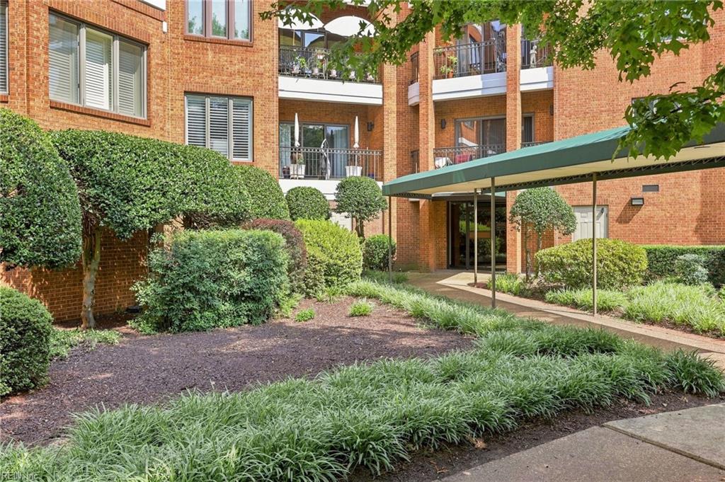 1102 Botetourt Gdns Property Photo 2