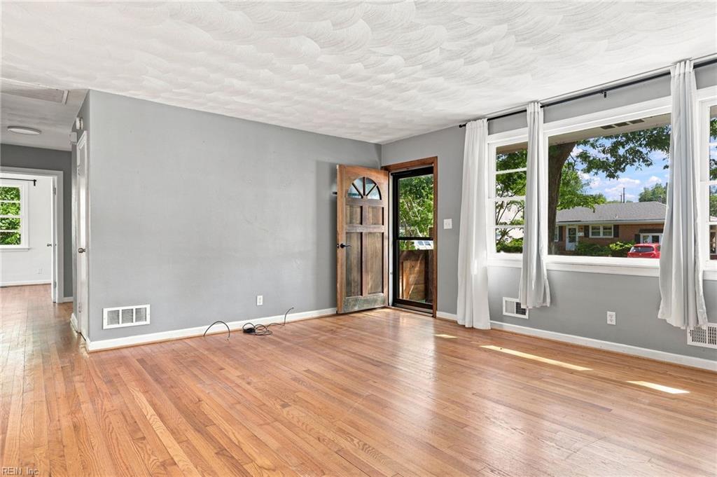 1208 Pineview Ave Property Photo 2