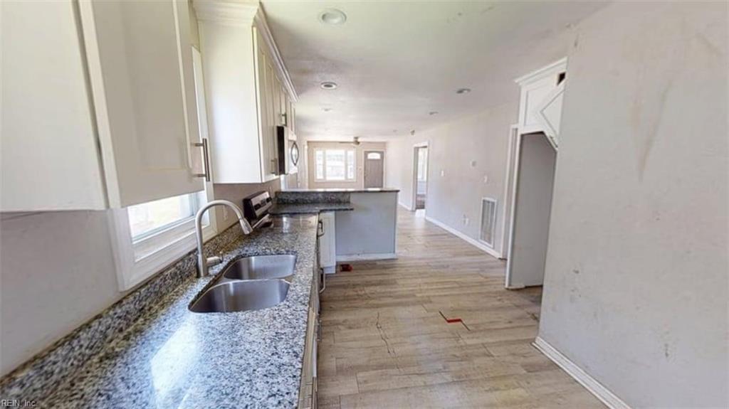 2404 E Washington St Property Photo 12