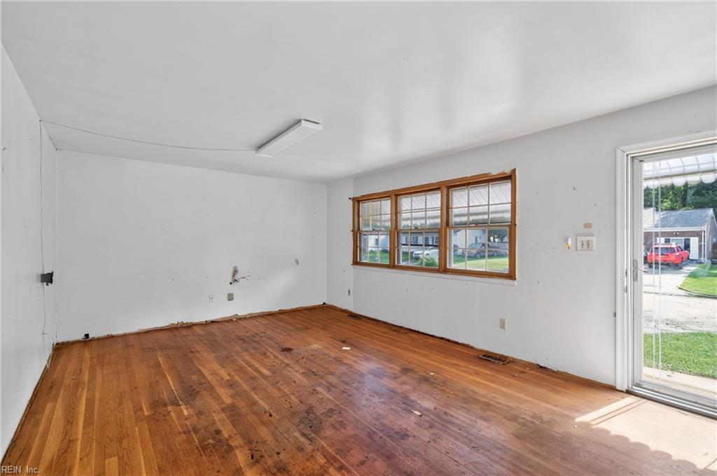 211 Mona Dr Property Photo 5
