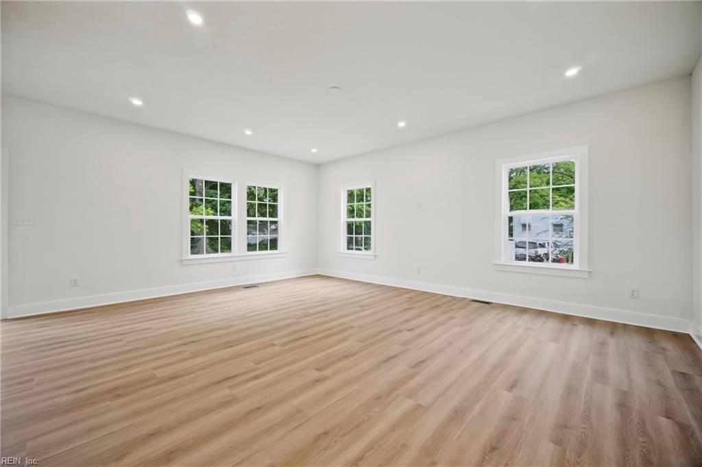 229 La Salle Ave Property Photo 10