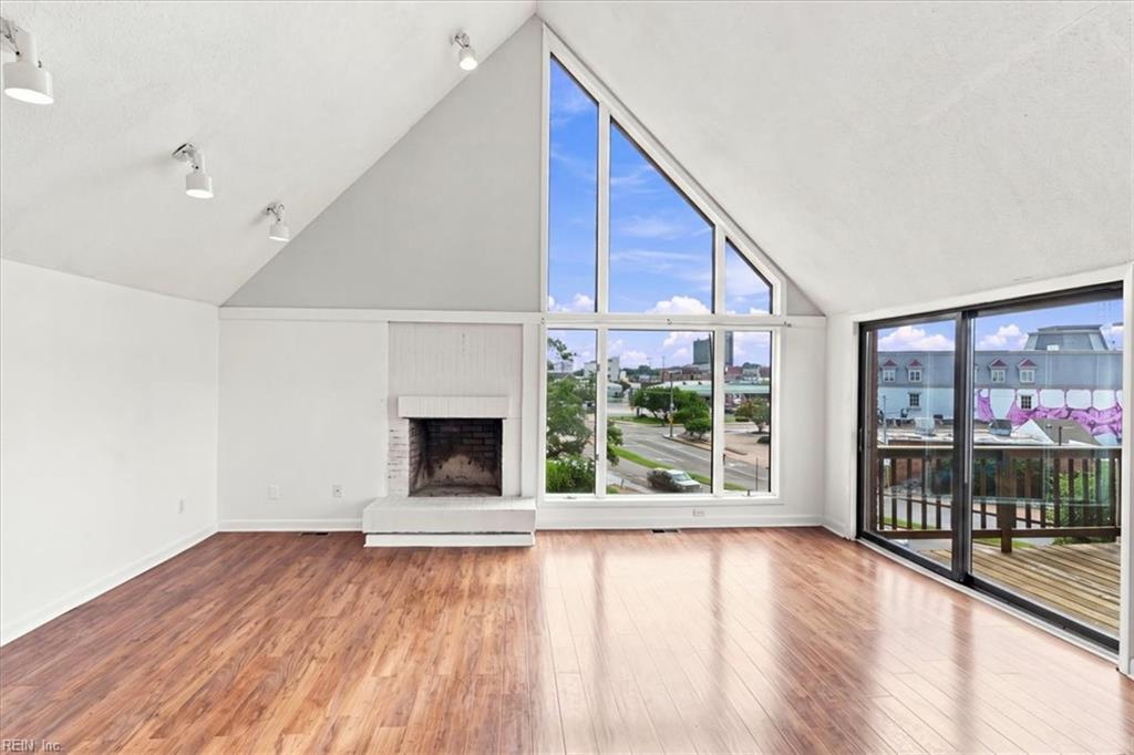 696 Mowbray ARCH Property Photo 1