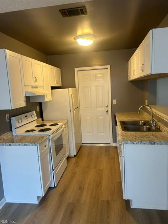 1250 Corkwood Cir Property Photo 4