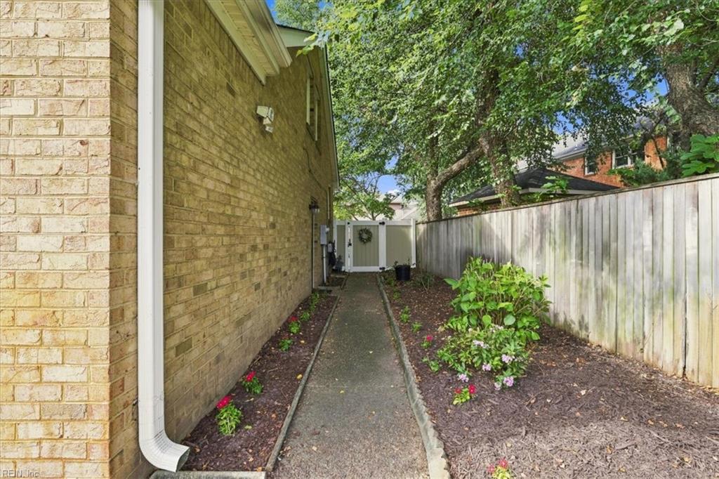 1914 Foxs Lair Trl Property Photo 42