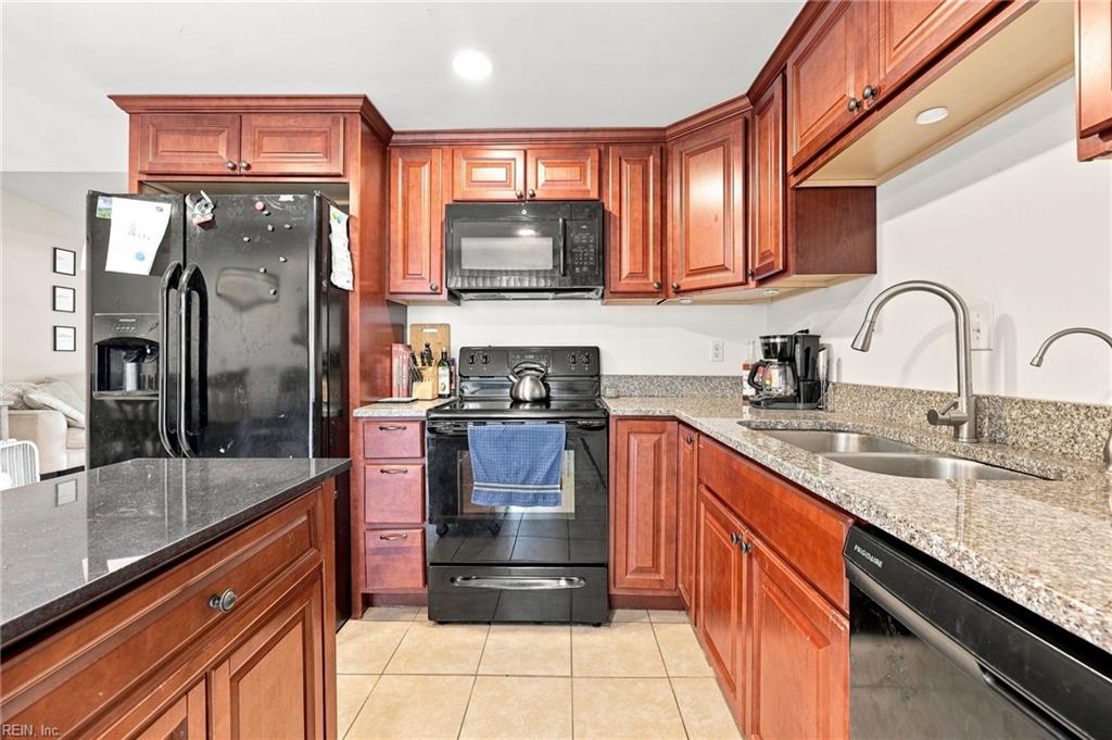 977 Oak Forest Ct Property Photo 2
