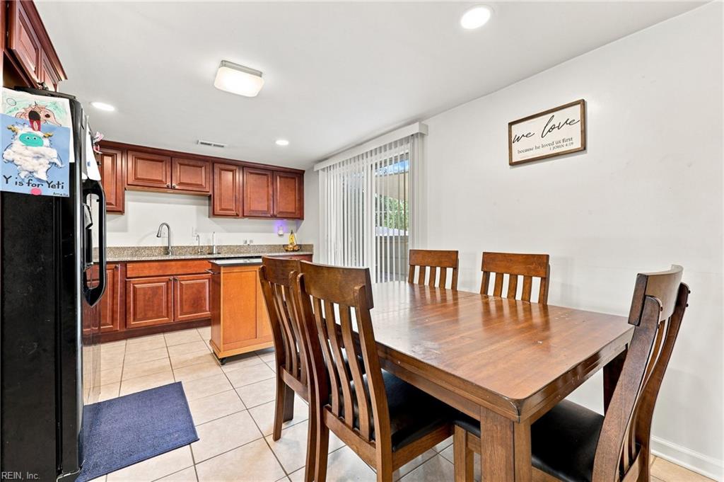 977 Oak Forest Ct Property Photo 3