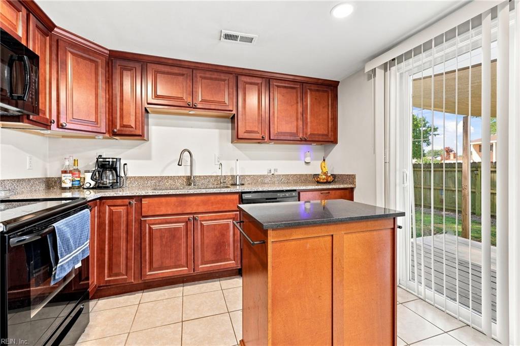 977 Oak Forest Ct Property Photo 8